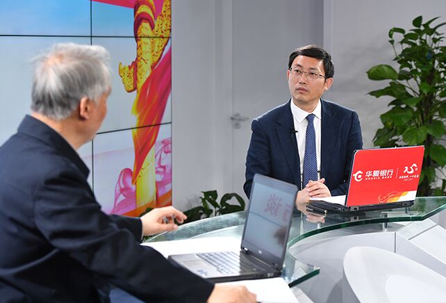 您再给我们梳理一下，党章中有关“基本路线”的修改情况。